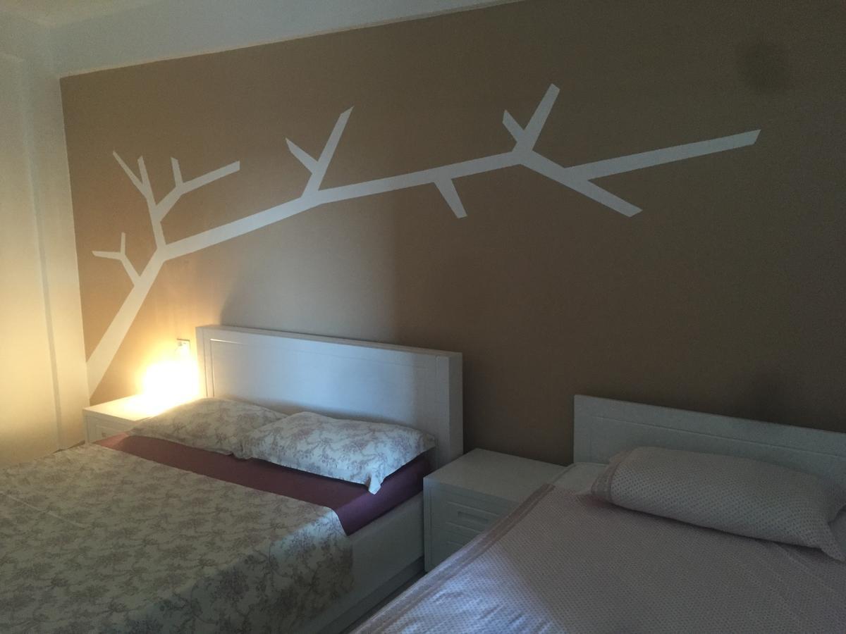 Aldi'S Guest House Vlorë Esterno foto